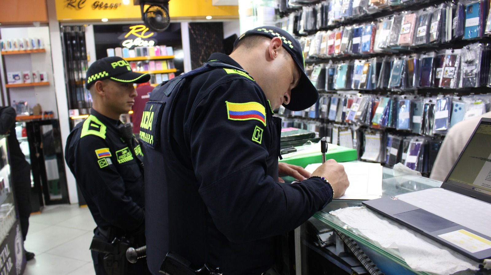 Dos policías es un establecimiento comercial