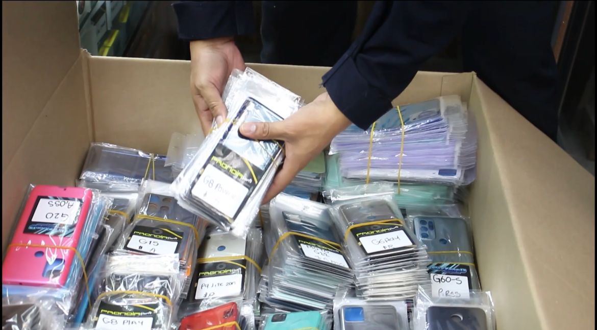Accesorios para celulares dentro de una caja