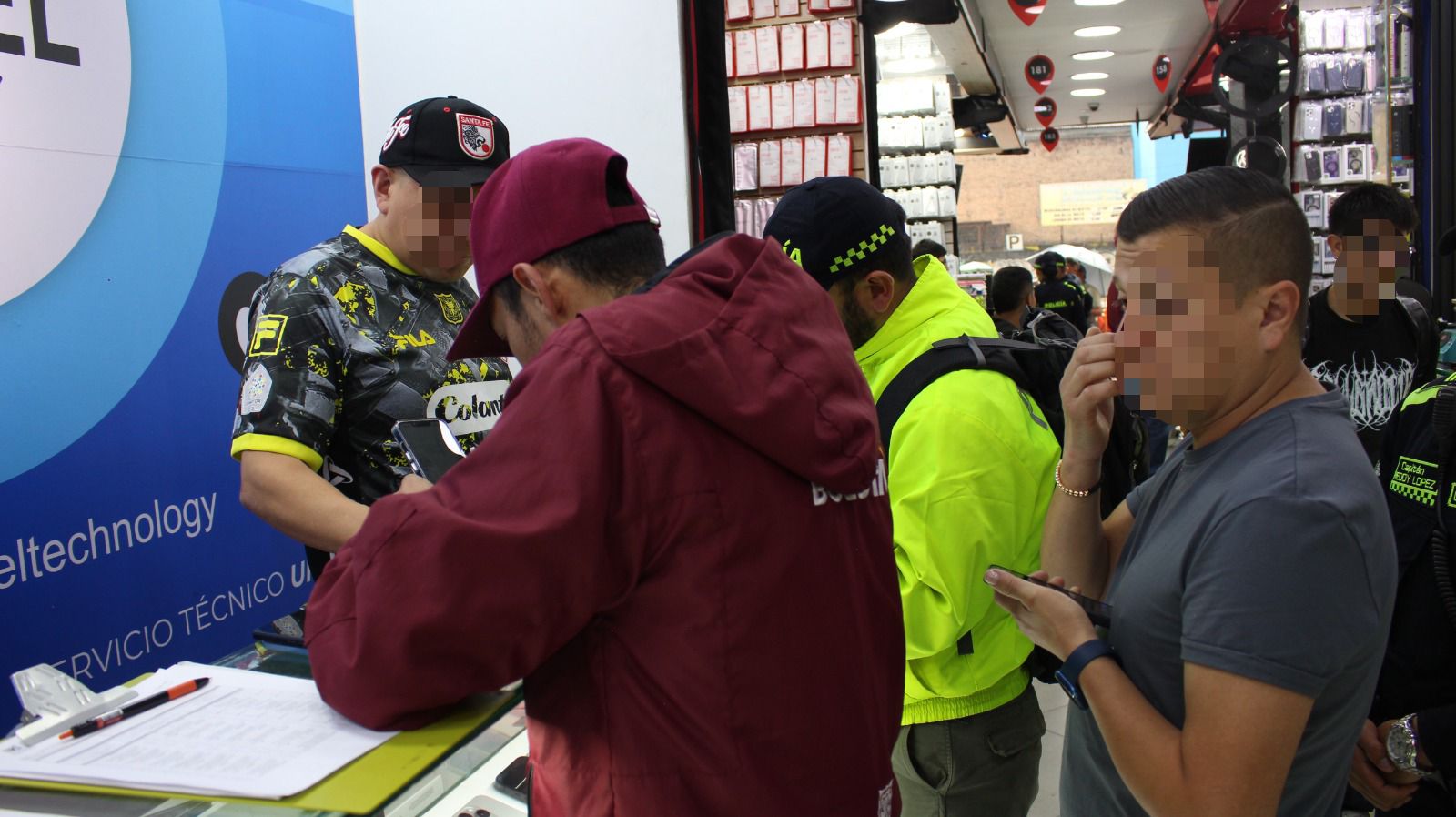 Varios hombres es un establecimiento comercial de celulares