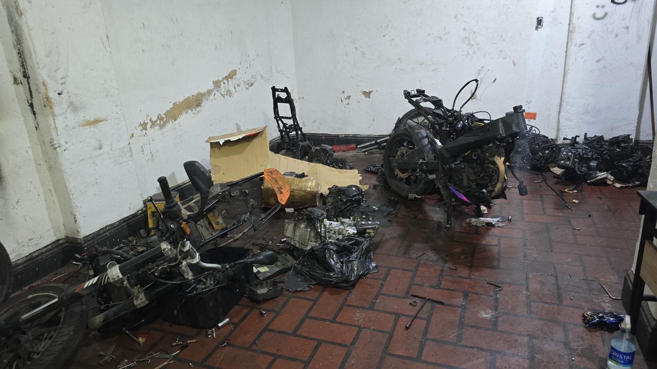 Policía desmantela ‘deshuesadero’ de motos en La Favorita y captura a ocho personas