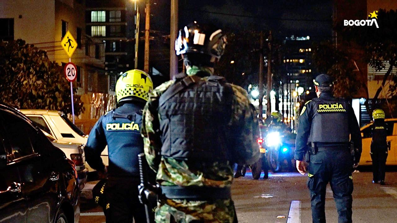 Varios policías en una calle 