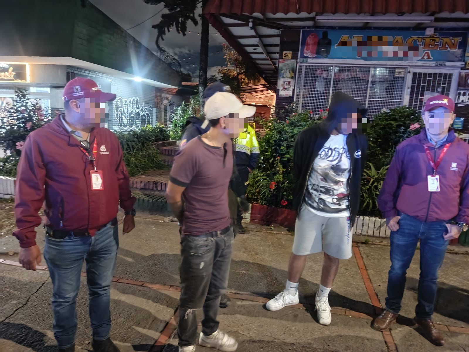Dos hombres capturados junto a dos policías