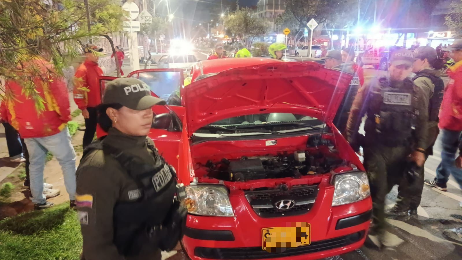 Un carro abierto y varias personas alrededor