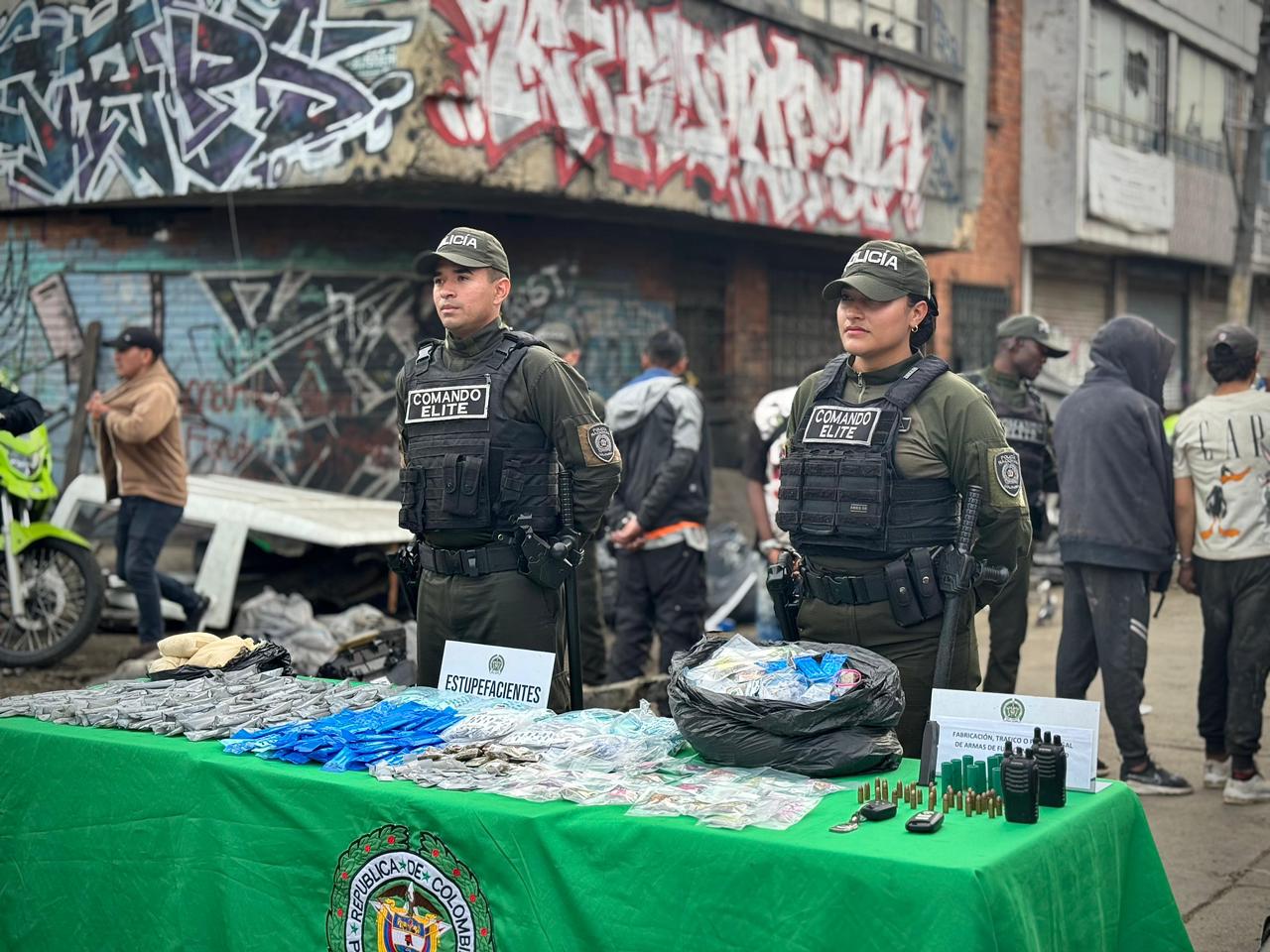 Dos policías con droga incautada