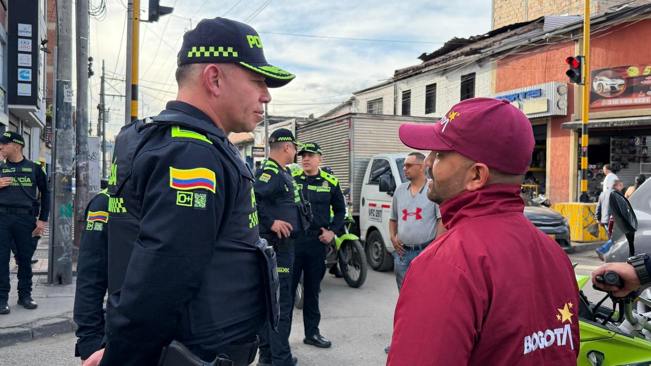 Varias personas hablando en una calle