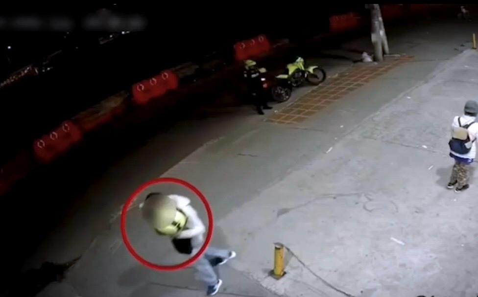 Dos hombres en un parqueadero de carros