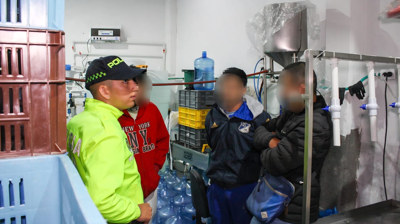 Allanada embotelladora ilegal de agua en Bosa San Bernardino: solo pagaban $5.000 de factura del acueducto cada dos meses Varios hombres hablando