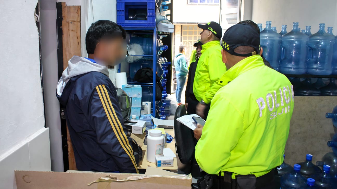 Allanada embotelladora ilegal de agua en Bosa San Bernardino: solo pagaban $5.000 de factura del acueducto cada dos meses Varios hombres Allanando embotelladora ilegal de agua