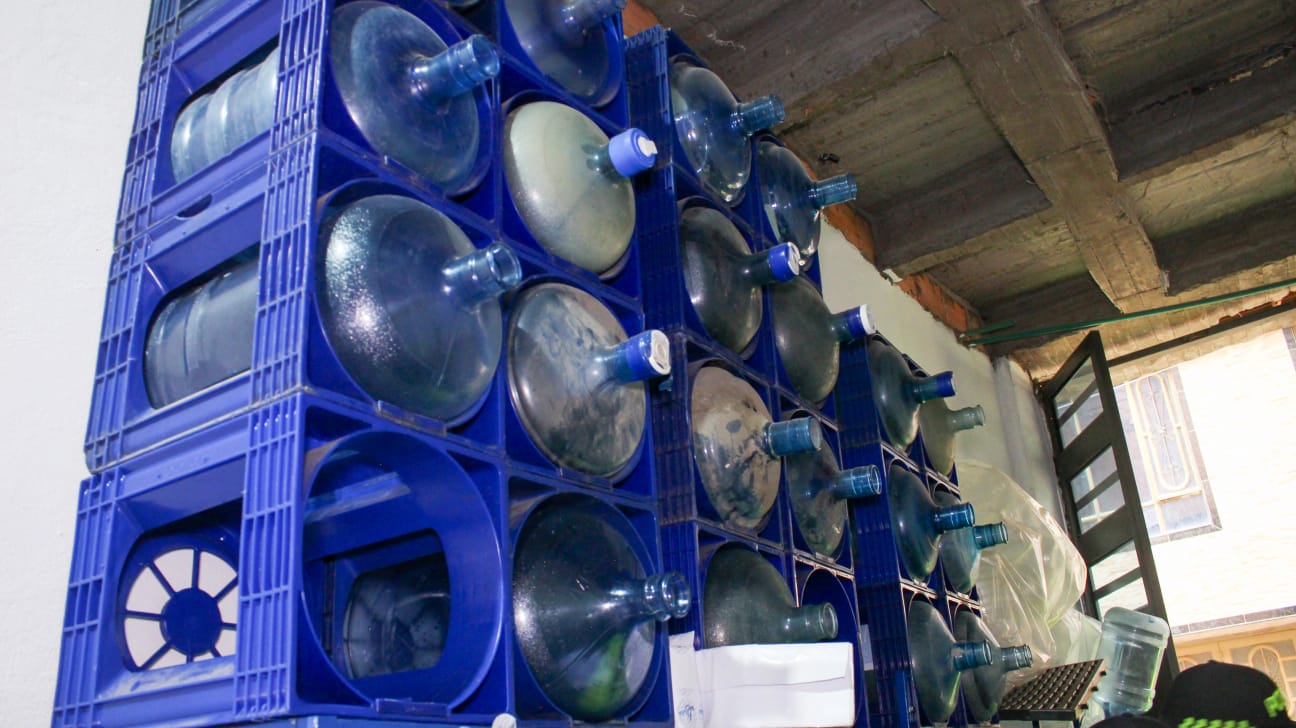 Allanada embotelladora ilegal de agua en Bosa San Bernardino: solo pagaban $5.000 de factura del acueducto cada dos meses Varios galones de agua