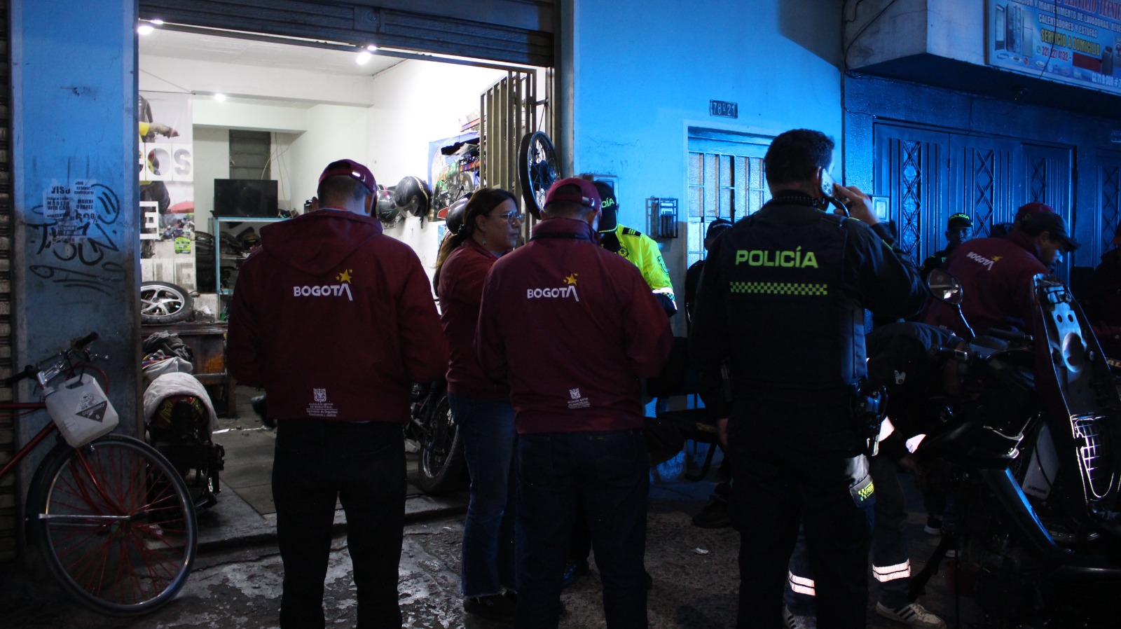 Varios hombres revisando un taller de motos