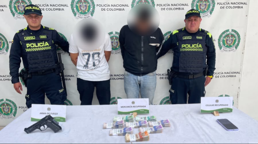 Dos hombres capturados junto a dos policías