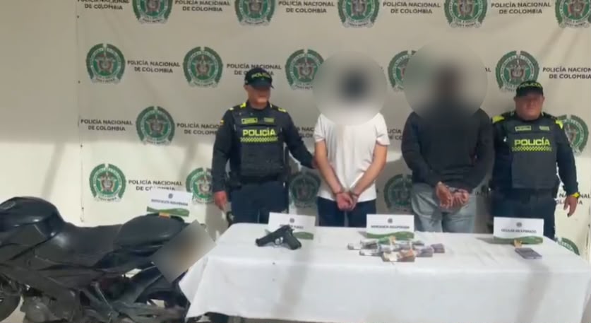 Dos hombres capturados junto a dos policías