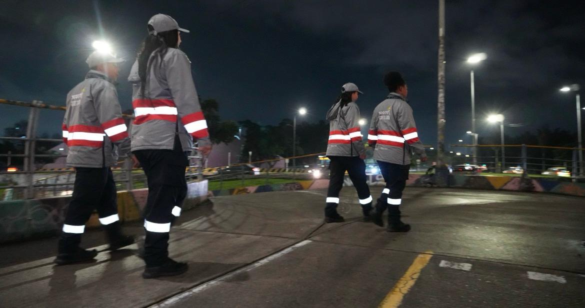 Cuatro gestores del orden caminando de noche