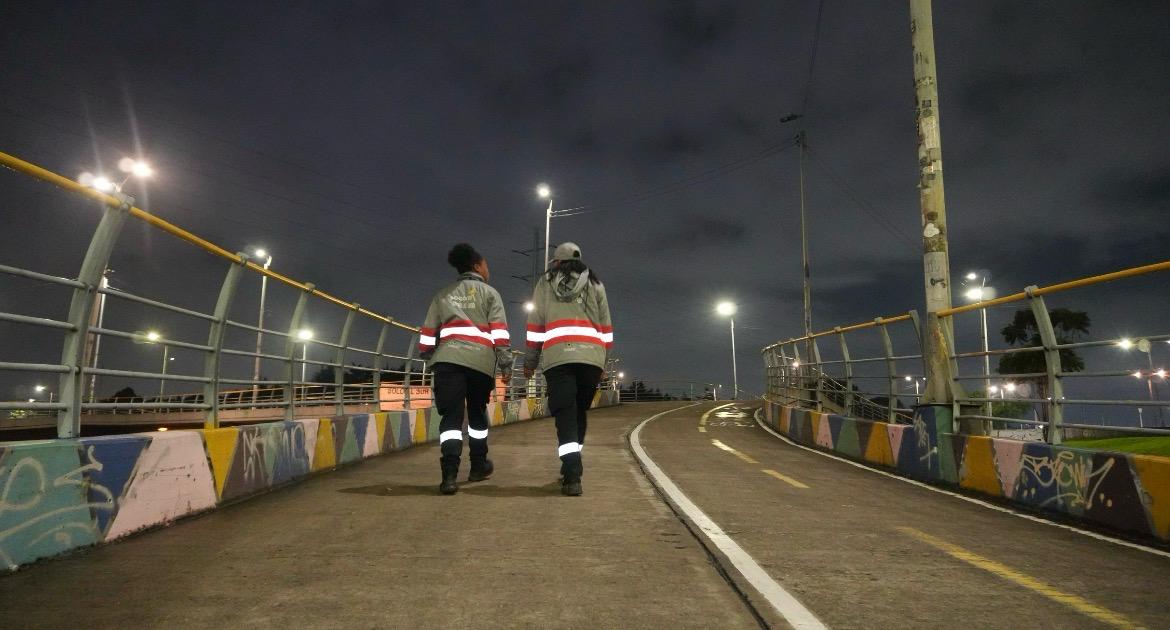 Dos gestores del orden caminando de noche