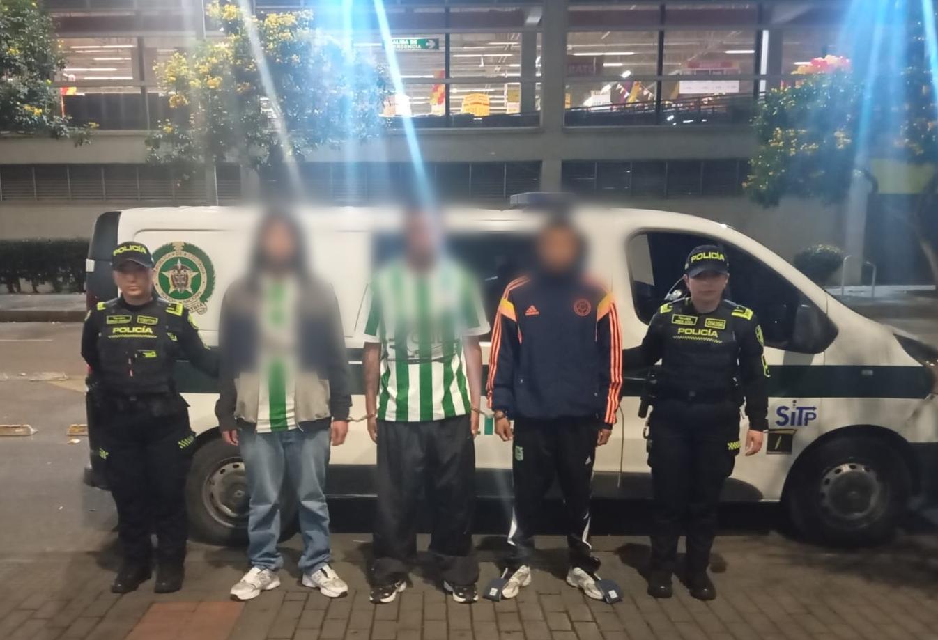 Tres hombres capturados junto a dos policías