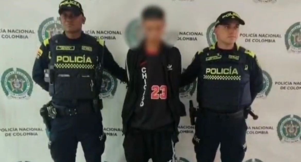 La captura en flagrancia se logró gracias a la rápida acción policial. Un hombre capturado junto a dos policías