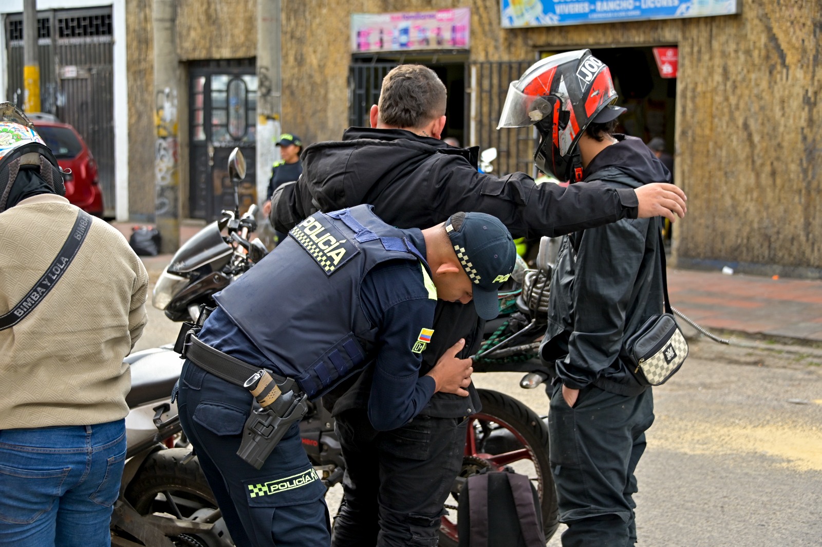 Policía requisando a un ciudadano