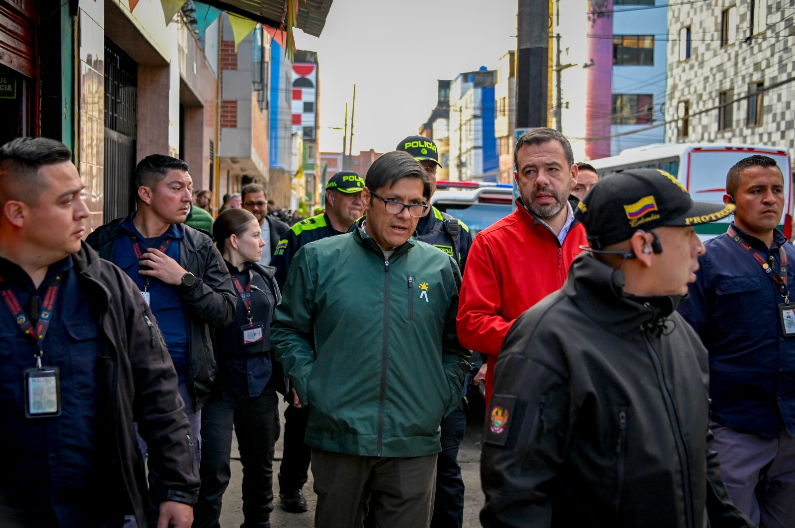 Varios hombres caminando por la calle