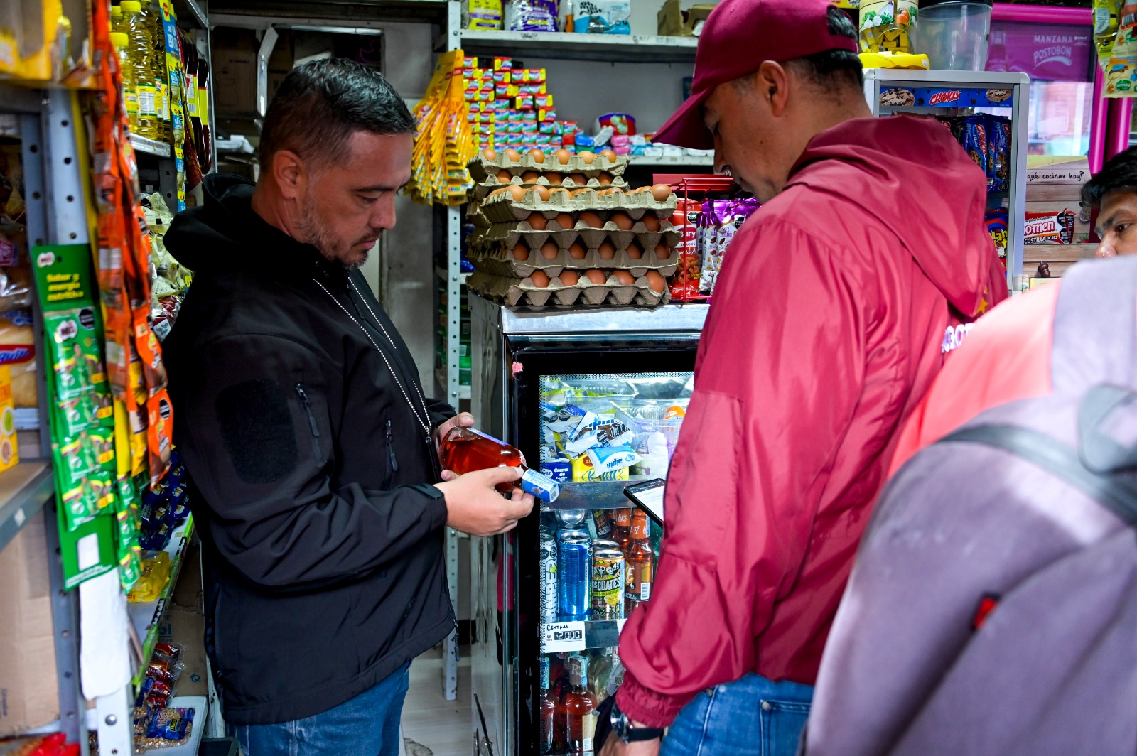  un hombre en un establecimiento comercial