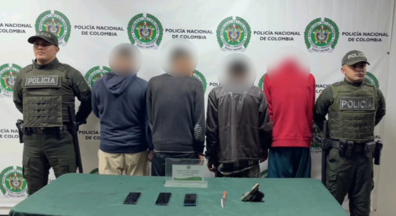 Cuatro hombre capturados con dos policías