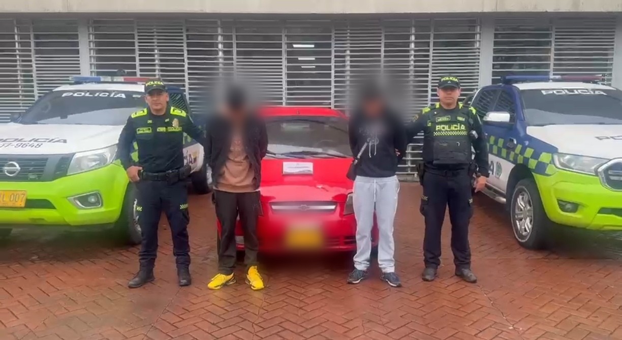 Perseguidos, interceptados y capturados: así fue como la Policía frustró un hurto a vehículo en Tunjuelito Dos hombres capturados junto a dos policías y un carro
