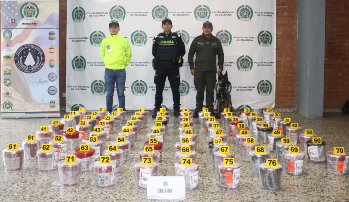 Tres hombres de la policía con 282 kilos de cocaína