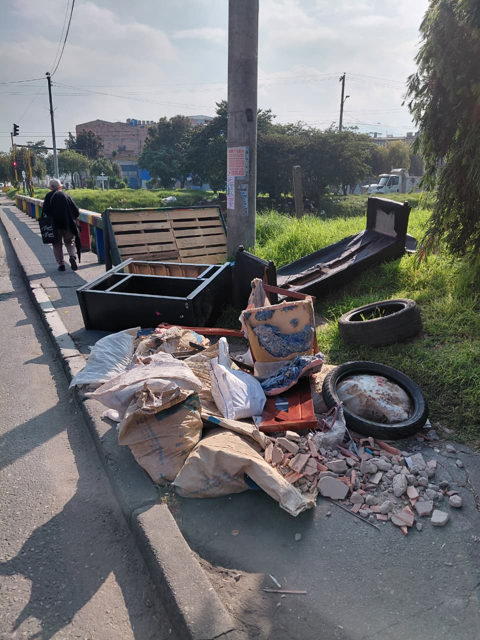 Escombros en un espacio público 