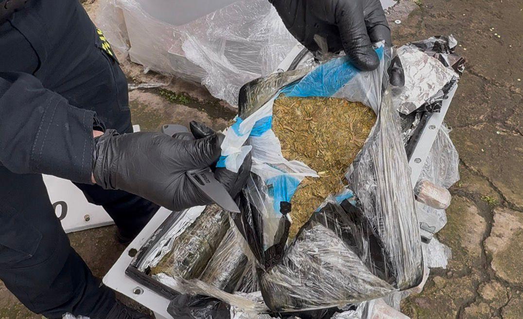 Más de 84 kilos de marihuana fueron incautados en el aeropuerto El Dorado: estaban ocultos en transformadores de energía Más de 84 kilos de marihuana fueron incautados en el aeropuerto El Dorado: estaban ocultos en transformadores de energía
