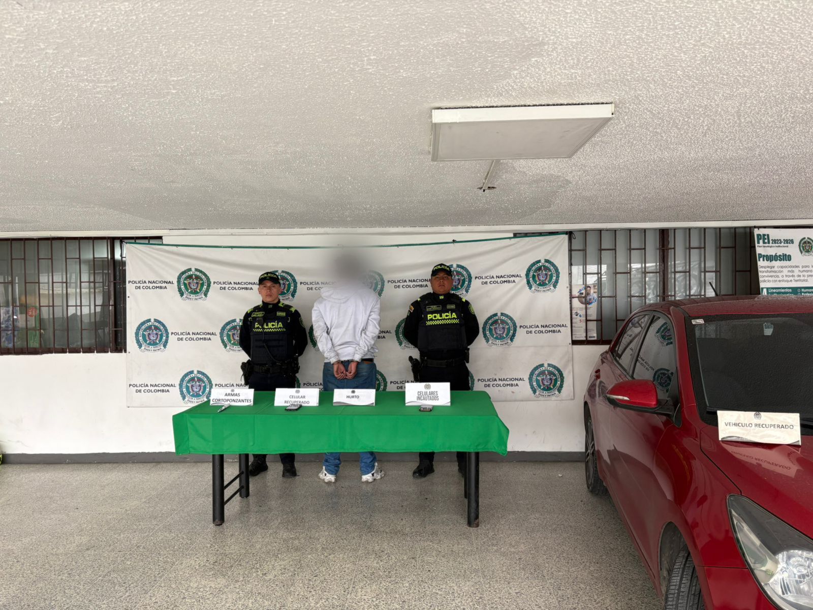 Hombre capturado junto a dos policías y un carro