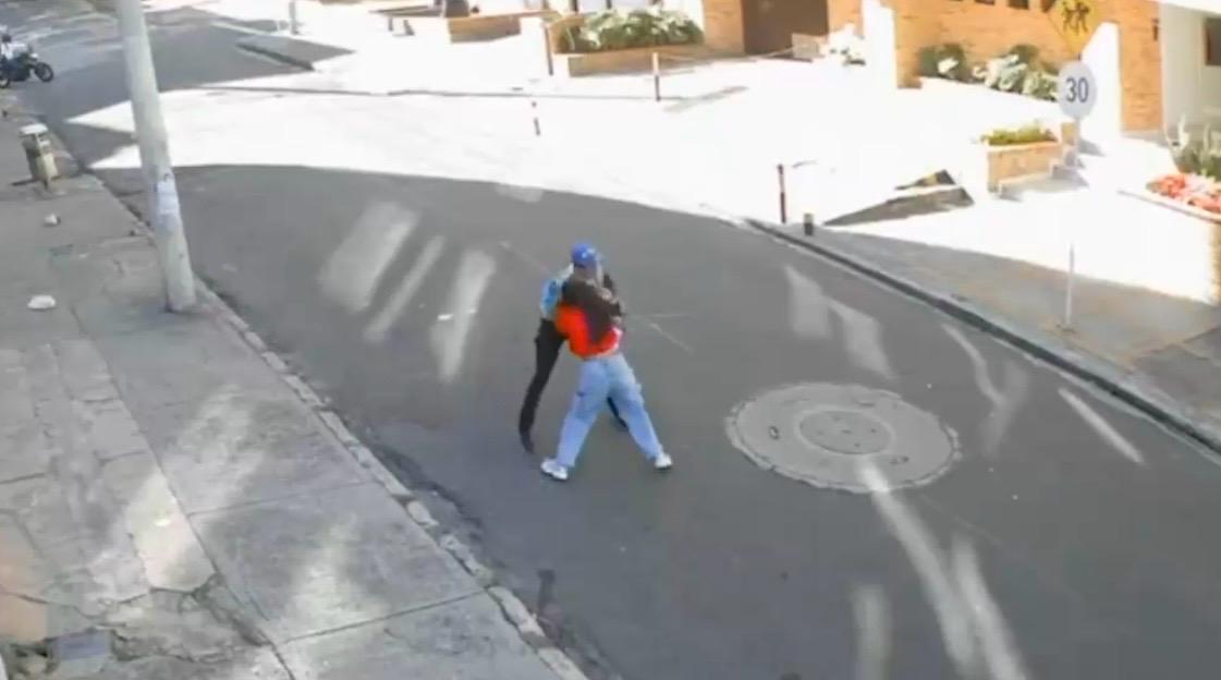Un hombre hurtándole un celular a una mujer