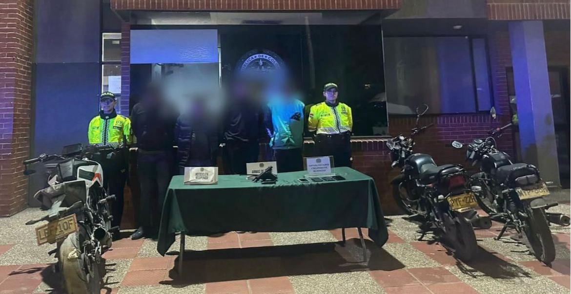 Cuatro hombres capturados junto a dos policías