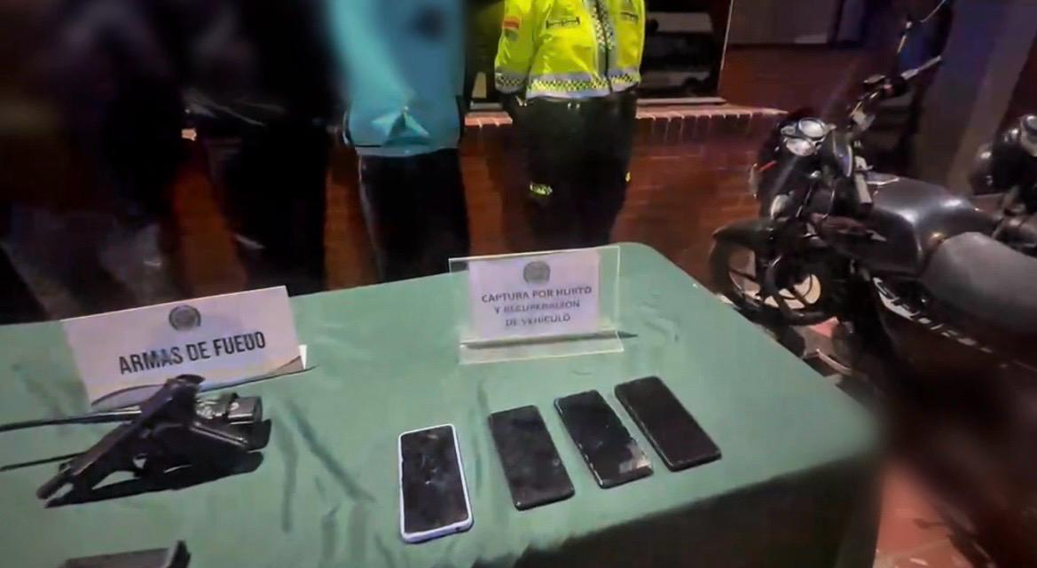 Arma y celulares incautados