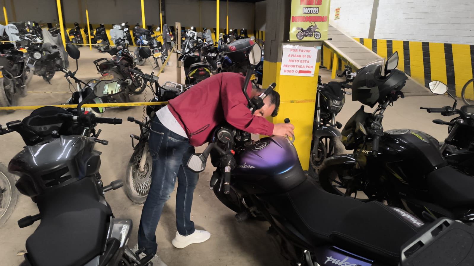 Un hombre revisando una moto
