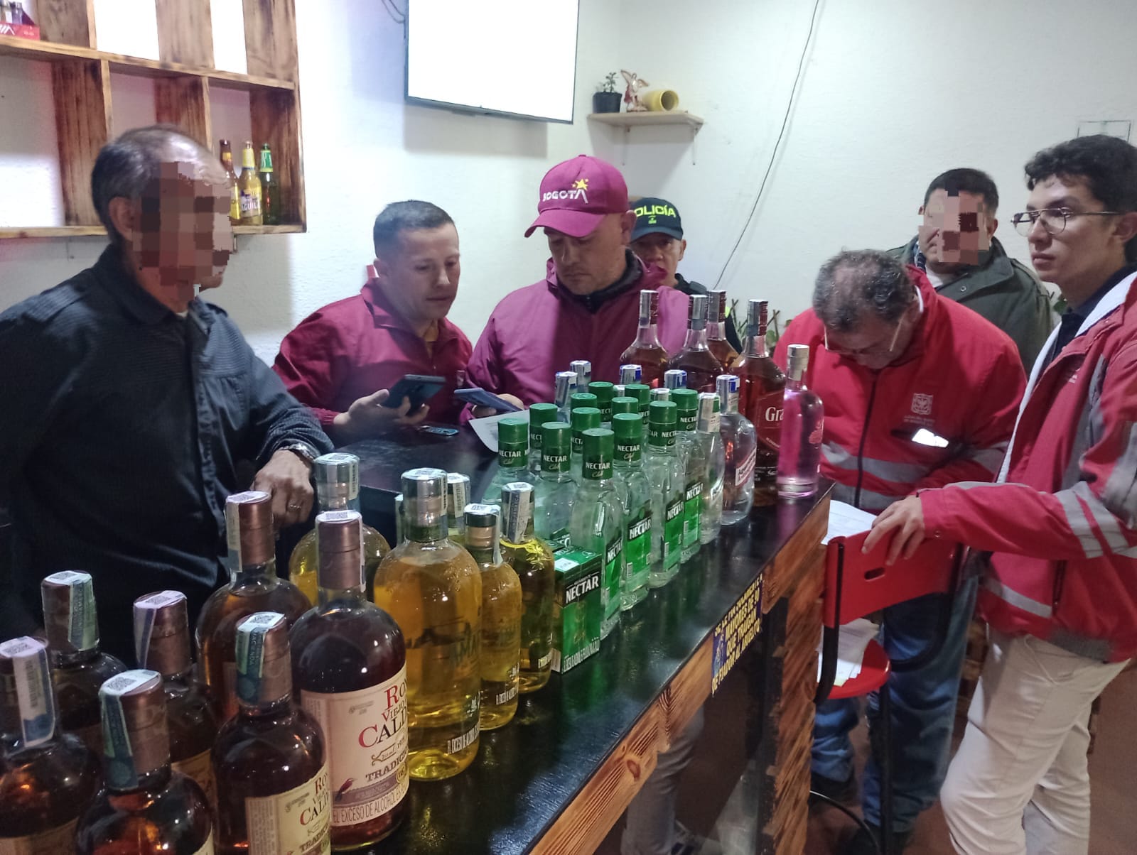 Capturado administrador de bar por comercializar botellas de licor adulterado en Engativá