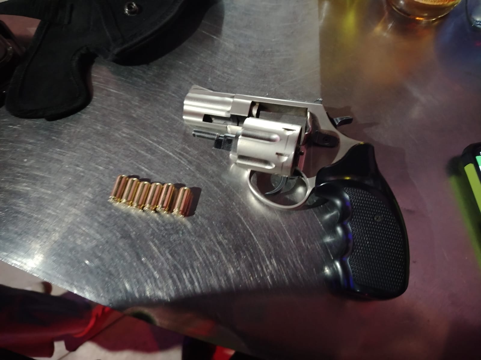  Arma traumática junto a unas balas