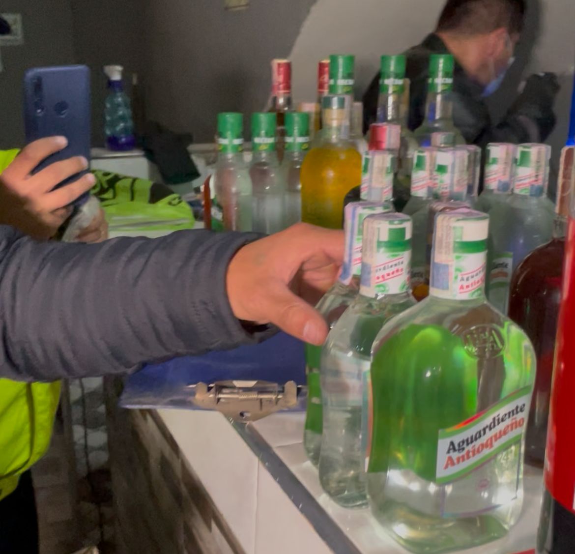 Desmantelado centro de acopio con 350 botellas de licor adulterado en Bosa Desmantelado centro de acopio con 350 botellas de licor adulterado en Bosa