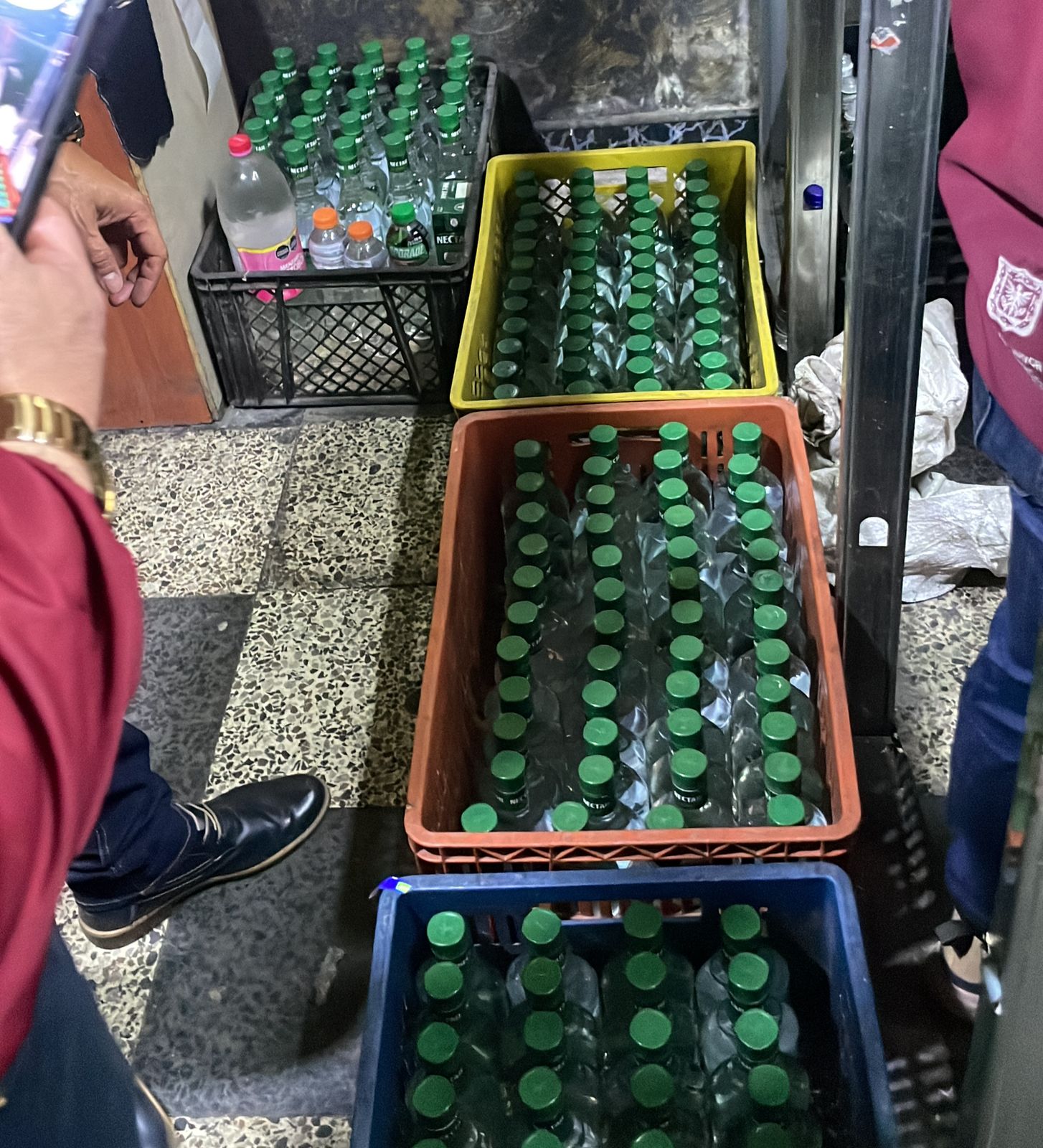 https://scj.gov.co/prensa/noticias/desmantelado-centro-de-acopio-con-350-botellas-de-licor-adulterado-en-bosa https://scj.gov.co/prensa/noticias/desmantelado-centro-de-acopio-con-350-botellas-de-licor-adulterado-en-bosa