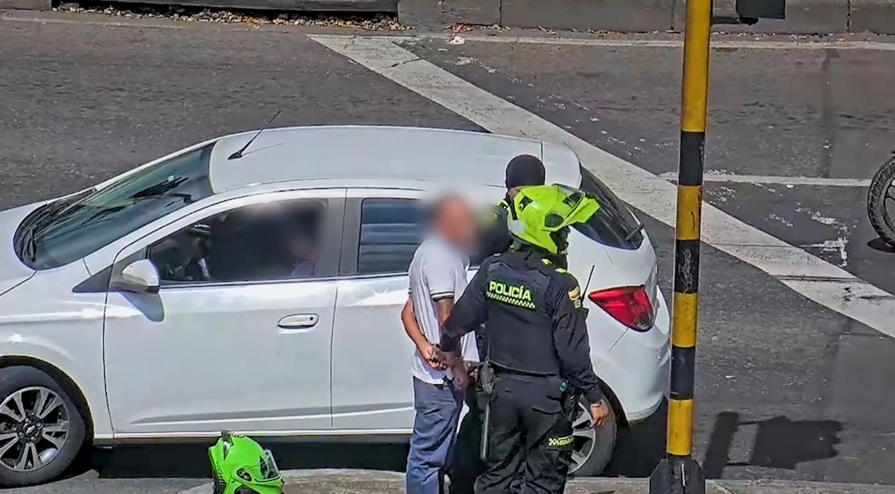 Hombre capturado por la policía en la calle