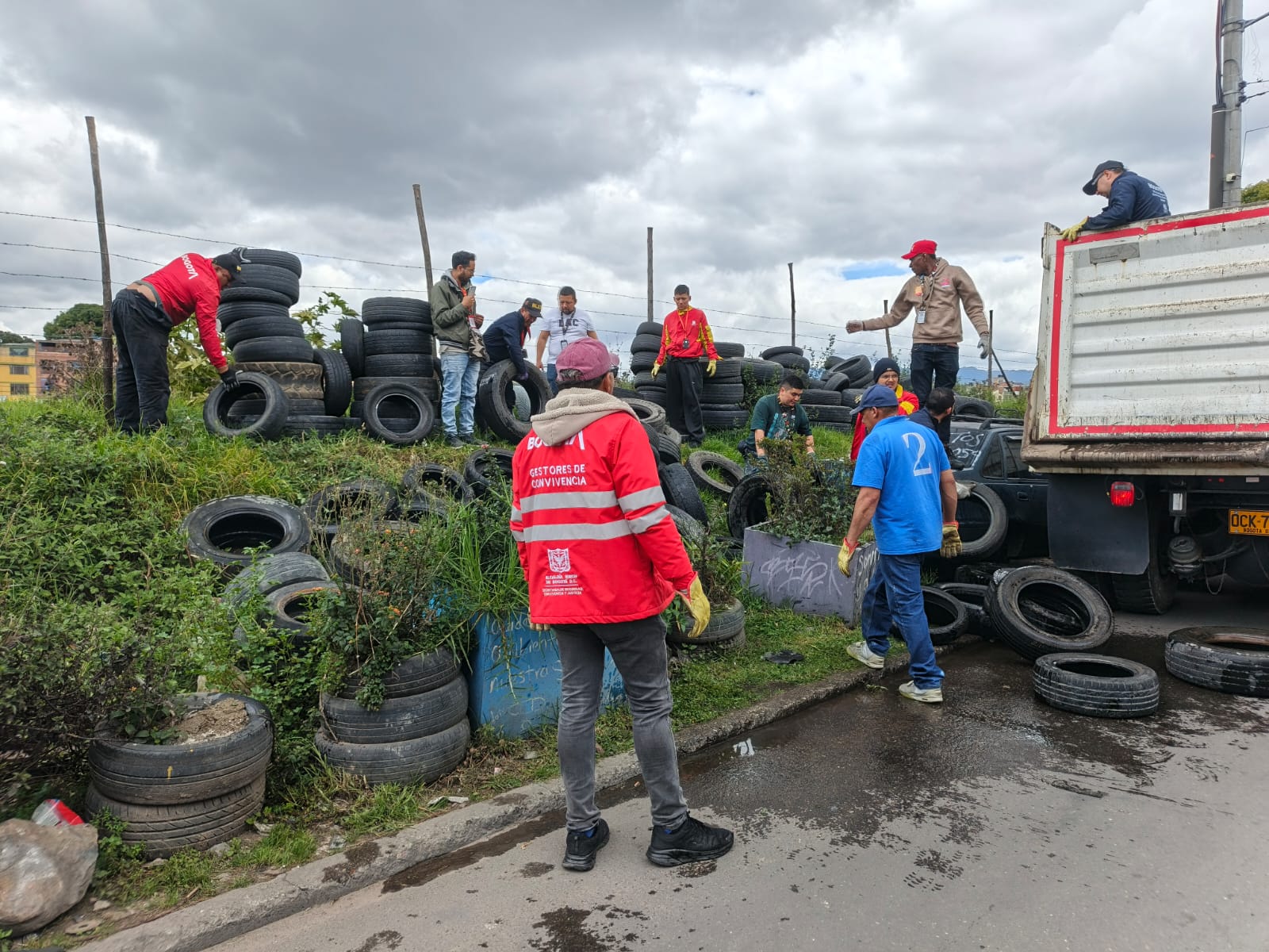 Por acumulación de basuras y problemas con roedores, Distrito recolectó más de 500 llantas en Suba y recuperó espacio público Por acumulación de basuras y problemas con roedores, Distrito recolectó más de 500 llantas en Suba y recuperó espacio público