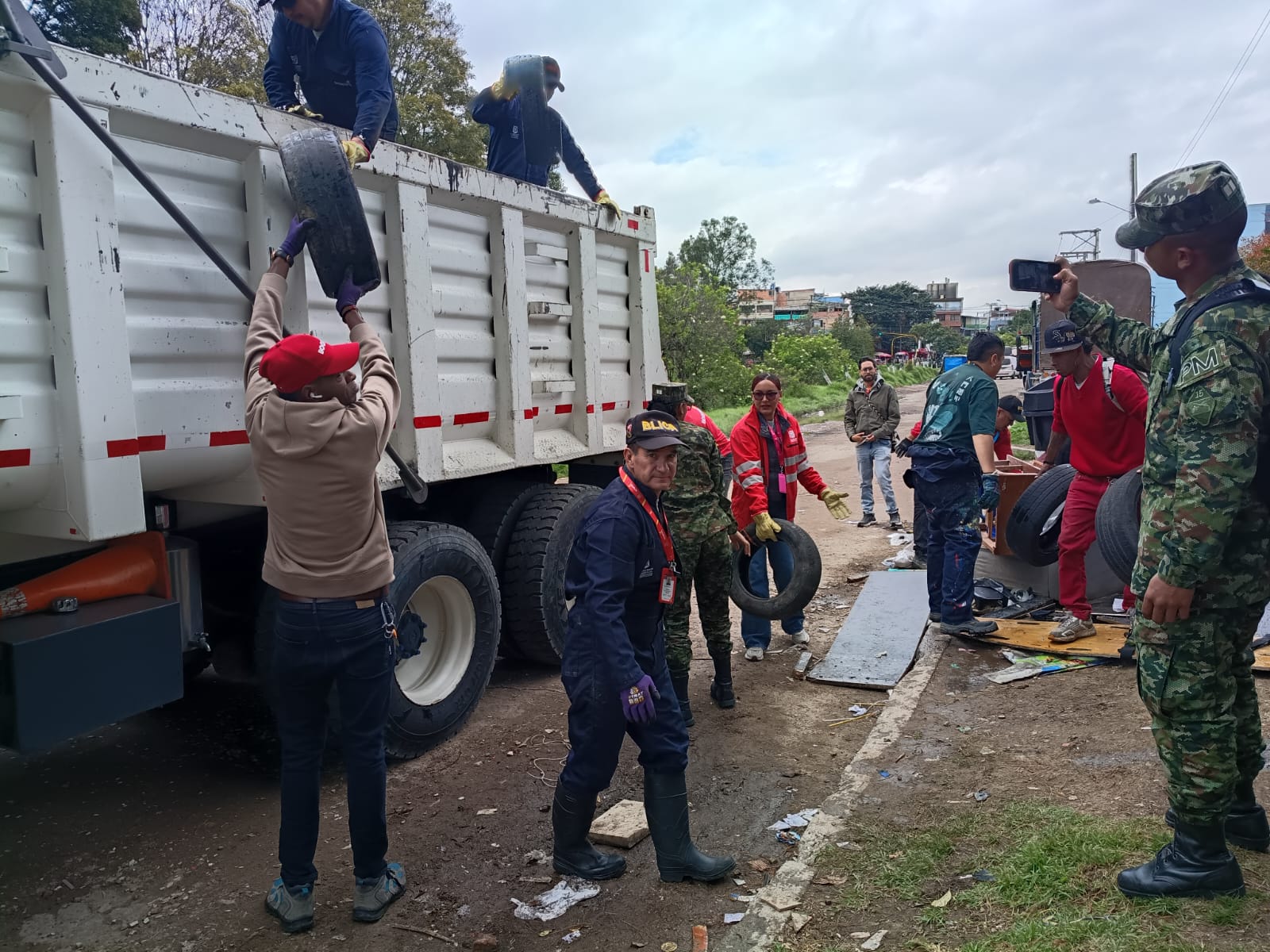 Por acumulación de basuras y problemas con roedores, Distrito recolectó más de 500 llantas en Suba y recuperó espacio público Por acumulación de basuras y problemas con roedores, Distrito recolectó más de 500 llantas en Suba y recuperó espacio público