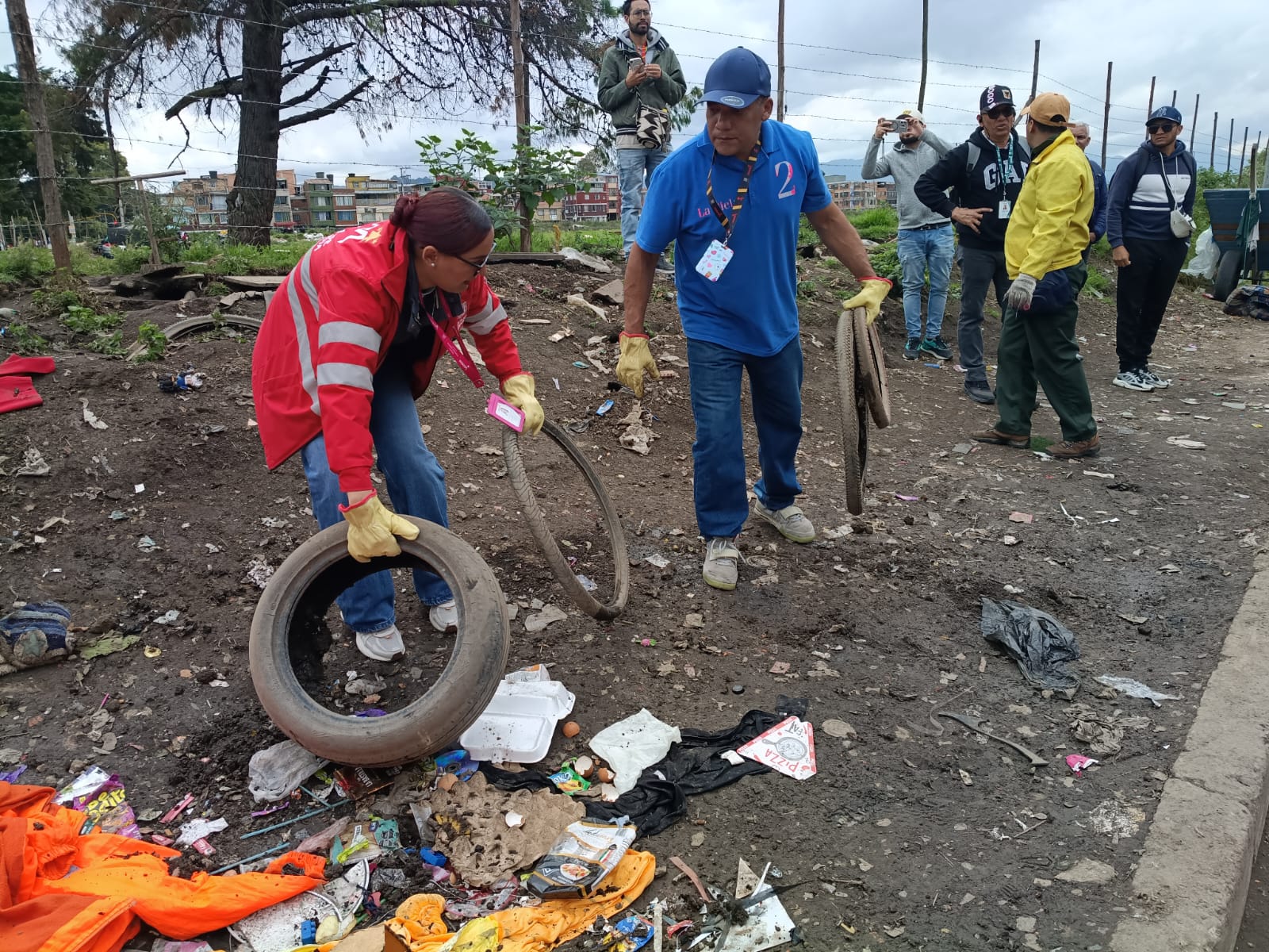 Por acumulación de basuras y problemas con roedores, Distrito recolectó más de 500 llantas en Suba y recuperó espacio público Por acumulación de basuras y problemas con roedores, Distrito recolectó más de 500 llantas en Suba y recuperó espacio público