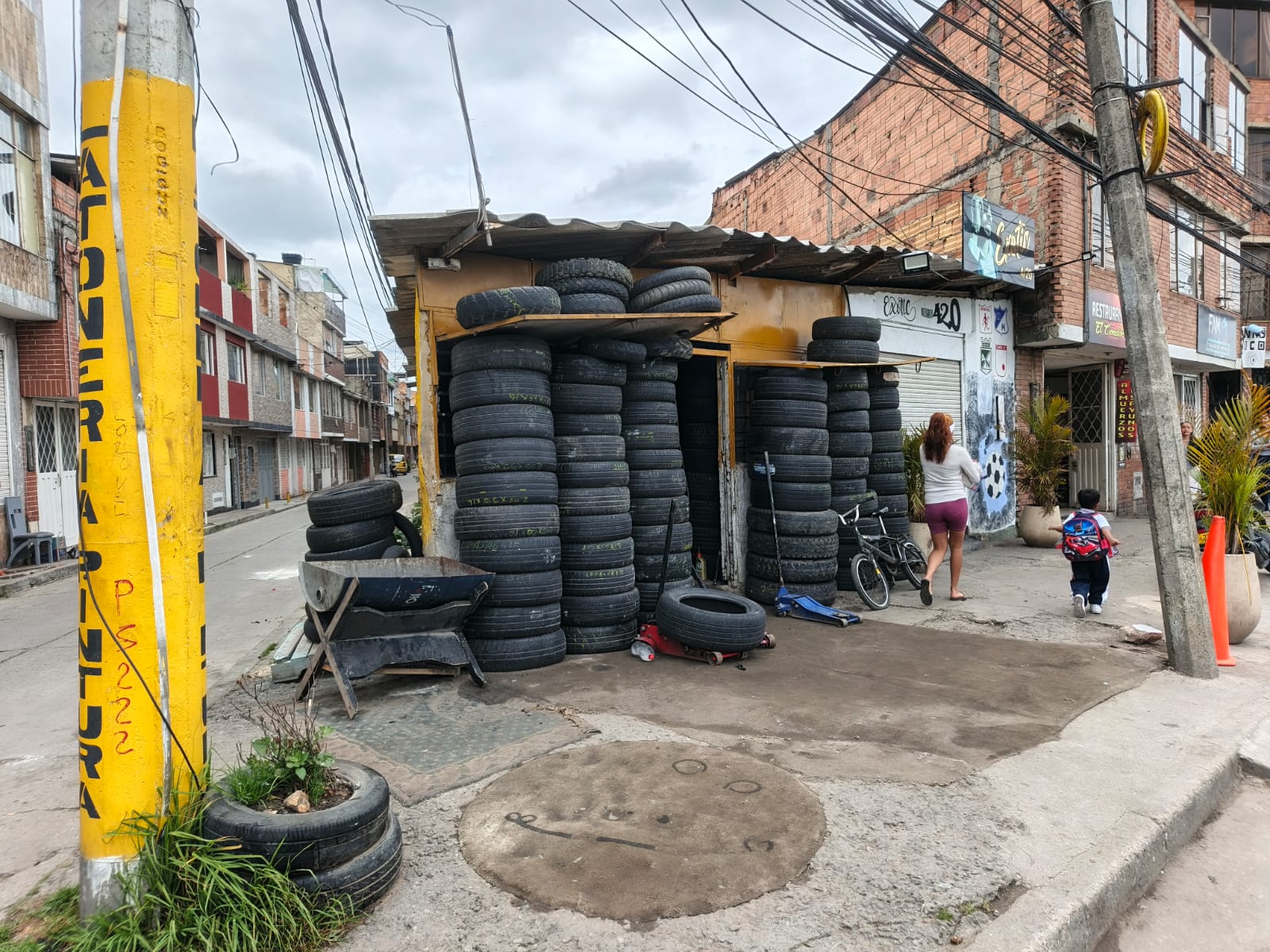 Por acumulación de basuras y problemas con roedores, Distrito recolectó más de 500 llantas en Suba y recuperó espacio público Por acumulación de basuras y problemas con roedores, Distrito recolectó más de 500 llantas en Suba y recuperó espacio público