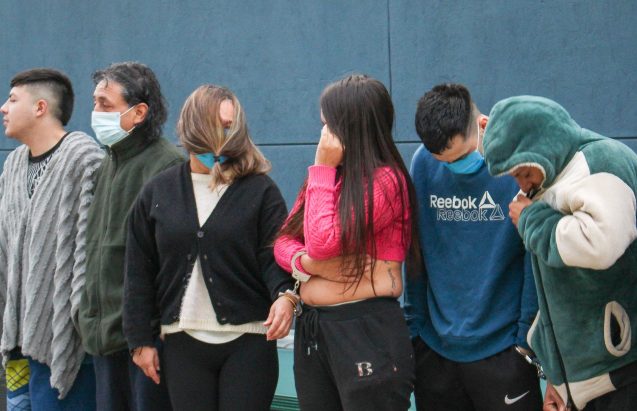 Banda de delincuentes esposados entre si junto a policías