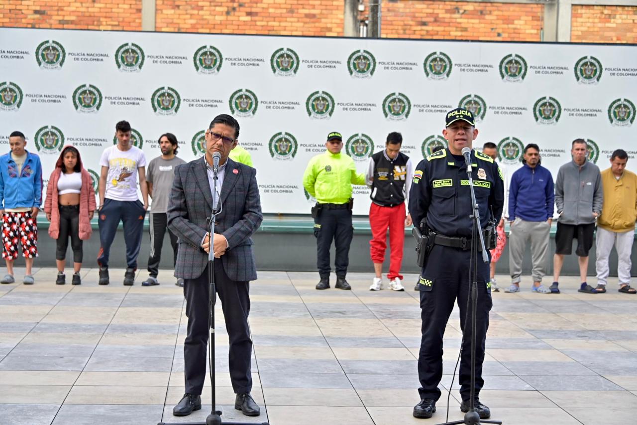 Cayeron 'Los Pinos': 21 delincuentes dedicados al tráfico de droga, extorsión y homicidios en Usaquén y San Cristóbal Cayeron 'Los Pinos': 21 delincuentes dedicados al tráfico de droga, extorsión y homicidios en Usaquén y San Cristóbal