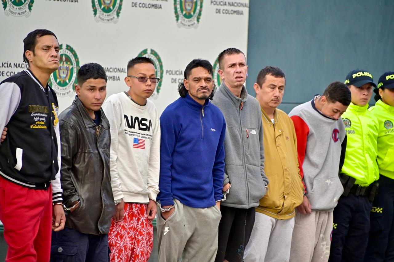 Cayeron 'Los Pinos': 21 delincuentes dedicados al tráfico de droga, extorsión y homicidios en Usaquén y San Cristóbal Cayeron 'Los Pinos': 21 delincuentes dedicados al tráfico de droga, extorsión y homicidios en Usaquén y San Cristóbal
