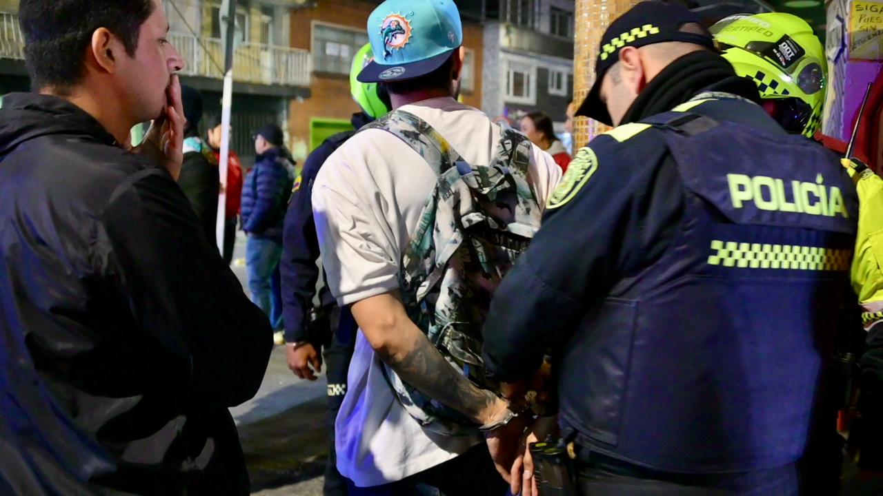 Más controles y prevención permitieron reducir los homicidios durante el fin de semana de Día de la Madre en Bogotá Policía capturando a un hombre