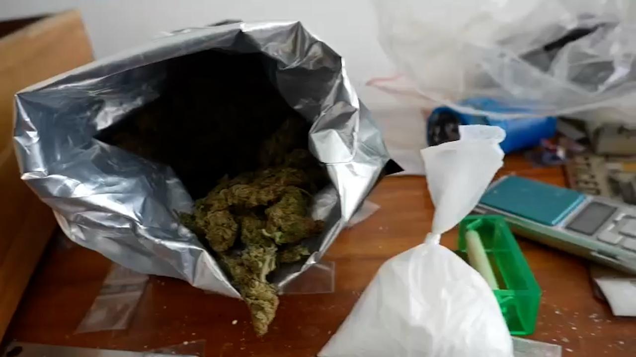 La droga era distribuida en entornos educativos y parques de la localidad, generando una renta criminal cercana a los 70 millones de pesos mensuales. La droga era distribuida en entornos educativos y parques de la localidad, generando una renta criminal cercana a los 70 millones de pesos mensuales.
