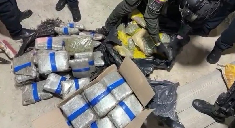 Ocultos bajo tierra en una bodega de reciclaje, fueron hallados 60 kilos de marihuana: la droga se vendía en discotecas del Restrepo