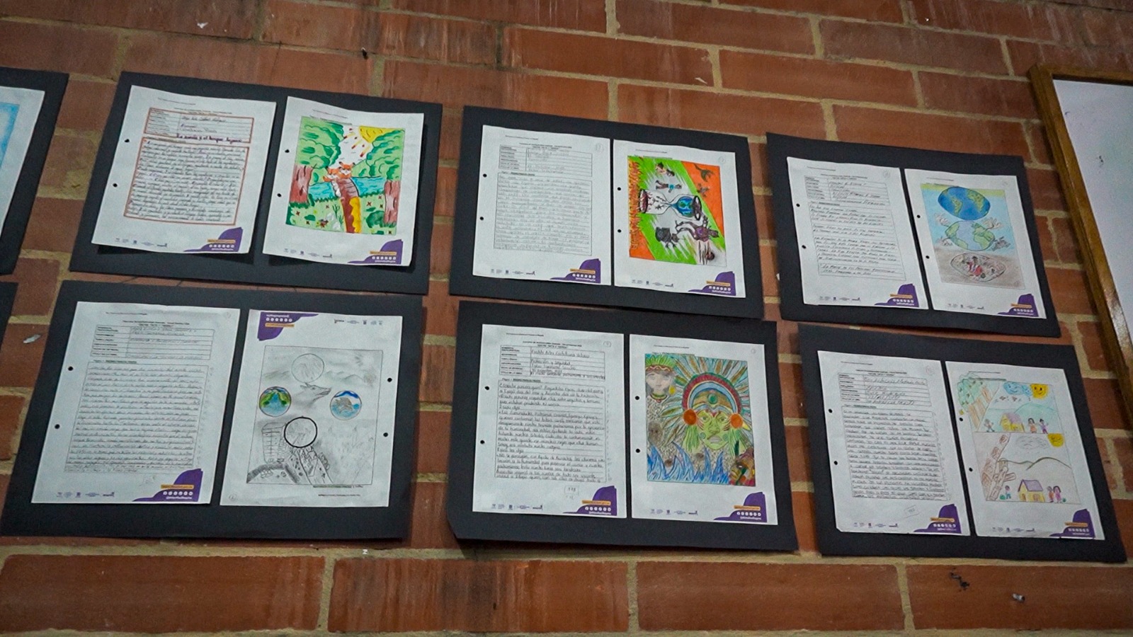 Varios dibujos con textos pegados a la pared
