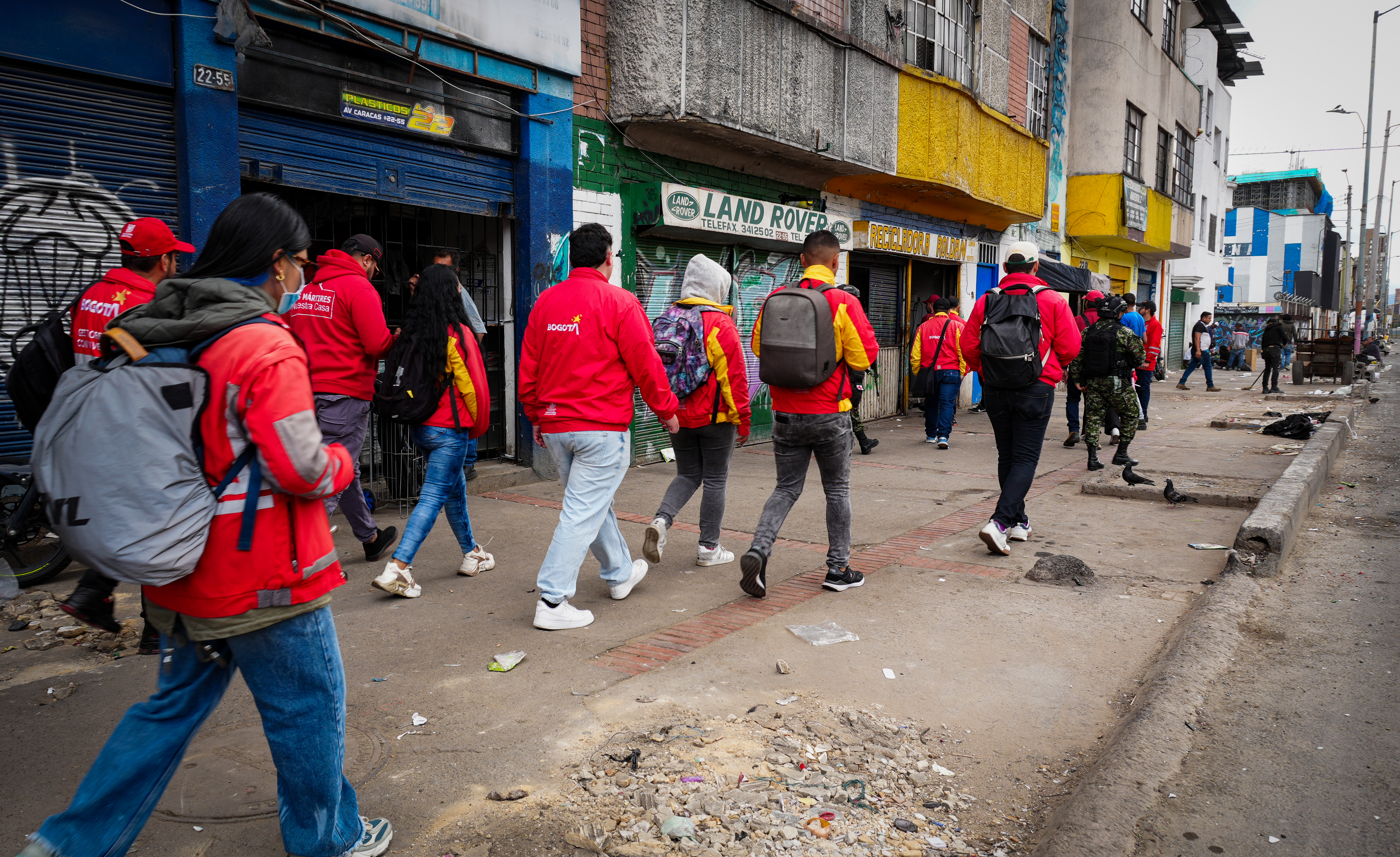 Varias personas en una calle